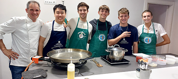 L'equip llest i preparat, a punt de començar la cocció de la paella amb Matthias Hespe